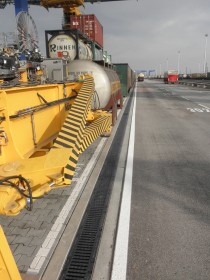 The channel gratings are secured at 16 points per running metre.