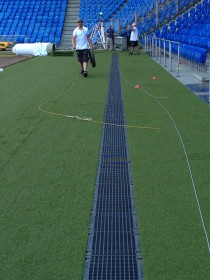 Now the heavily used coaching zone remains permanently green thanks to the artificial turf and it is no longer necessary to replace the turf in that zone several times a year. 
